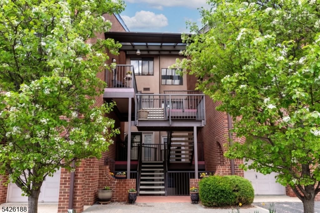 4 Millay Ct, Teaneck Twp., NJ 07666