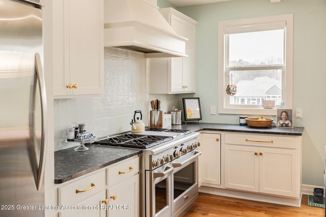 16975 Pine Hollow Drive, East Lansing, MI 48823