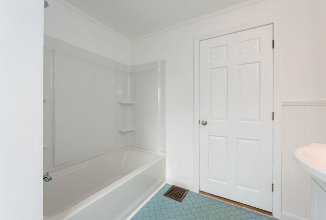 7 1St Street, Hudson, NH 03051