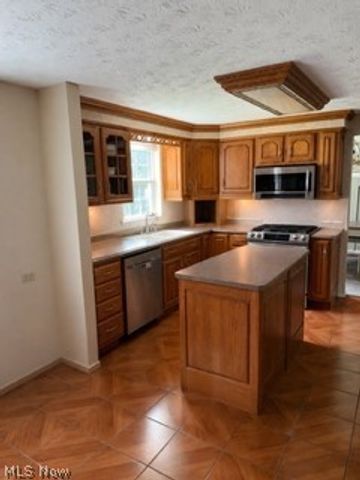 8900 Briarbrook Drive NE, Warren, OH 44484