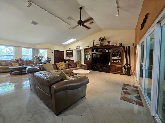 197 NW 113th Way, Coral Springs, FL 33071