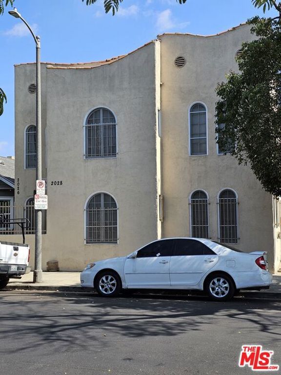 Image 2 of property listing at 2026 W 30th Street, Los Angeles, CA 90018