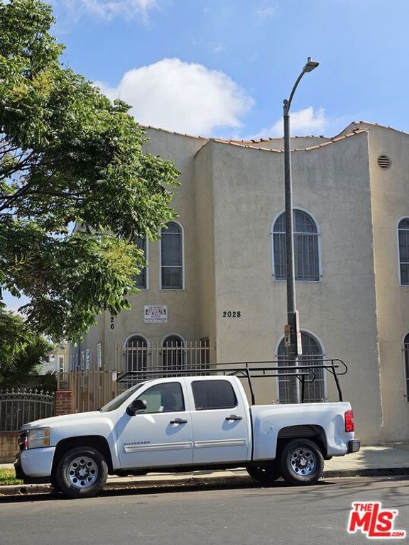 Image 3 of property listing at 2026 W 30th Street, Los Angeles, CA 90018