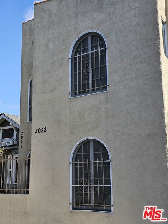 Image 4 of property listing at 2026 W 30th Street, Los Angeles, CA 90018