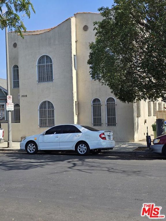 Image 5 of property listing at 2026 W 30th Street, Los Angeles, CA 90018