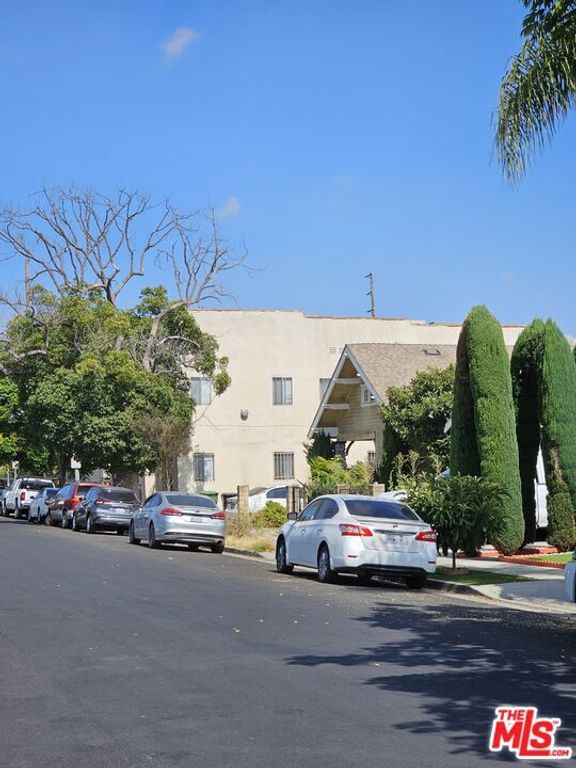 Image 6 of property listing at 2026 W 30th Street, Los Angeles, CA 90018