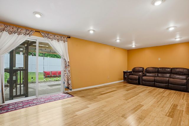 237 South St 6, Shrewsbury, MA 01545