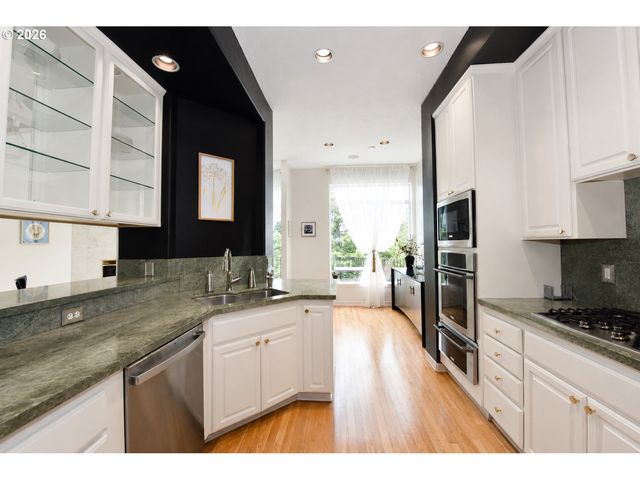 18 NORTHVIEW Ct, Lake Oswego, OR 97035