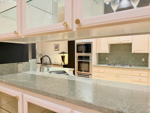 18 NORTHVIEW Ct, Lake Oswego, OR 97035