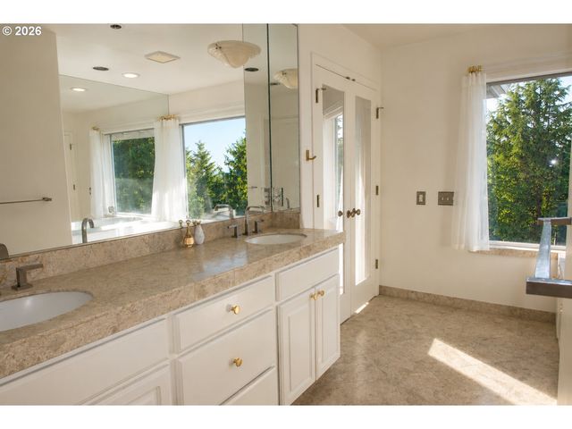 18 NORTHVIEW Ct, Lake Oswego, OR 97035
