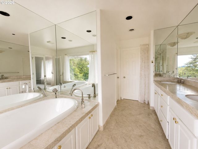 18 NORTHVIEW Ct, Lake Oswego, OR 97035