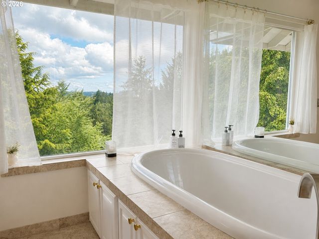 18 NORTHVIEW Ct, Lake Oswego, OR 97035