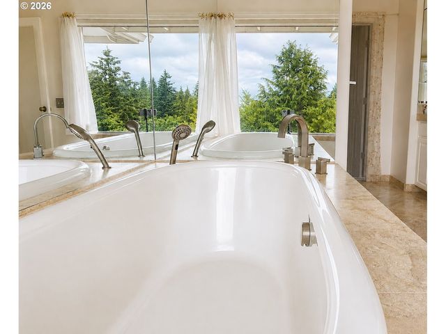 18 NORTHVIEW Ct, Lake Oswego, OR 97035