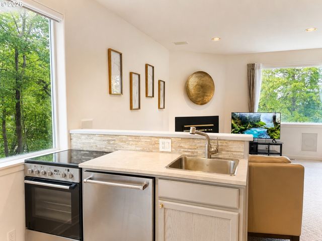18 NORTHVIEW Ct, Lake Oswego, OR 97035