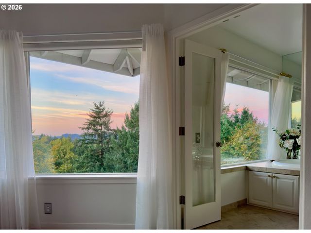 18 NORTHVIEW Ct, Lake Oswego, OR 97035