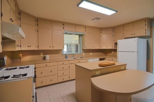 2352 Airport Road, Brenham, TX 77833