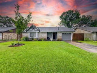 720 E Murray Street, Angleton, TX 77515