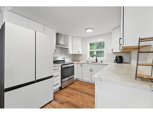 4711 ALDER St, West Linn, OR 97068