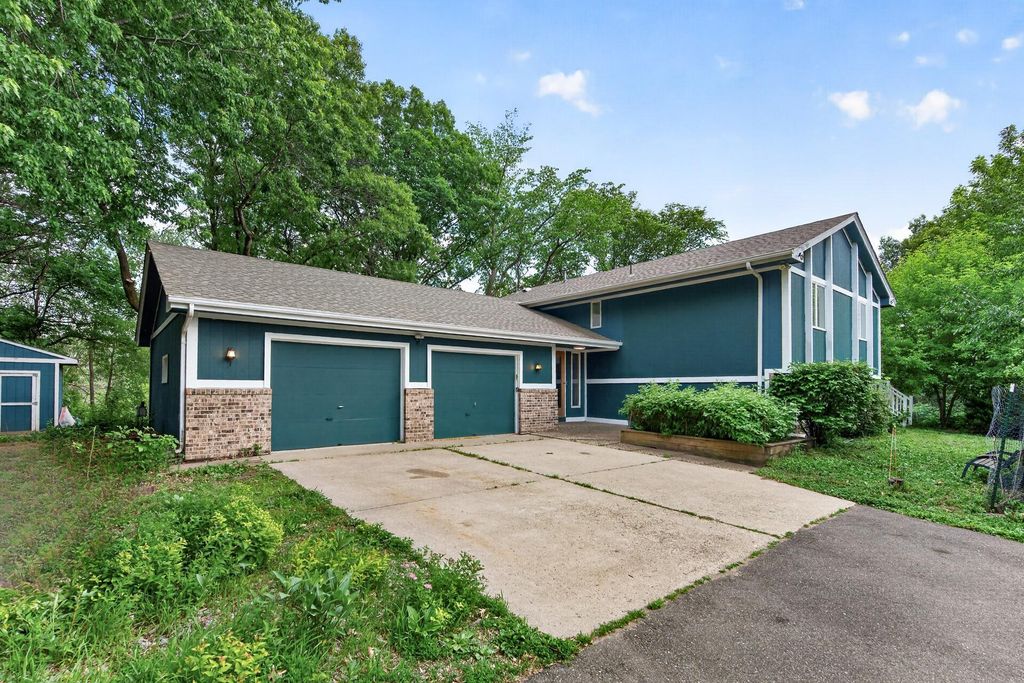 23045 Plateau Drive, Lakeville, MN 55044