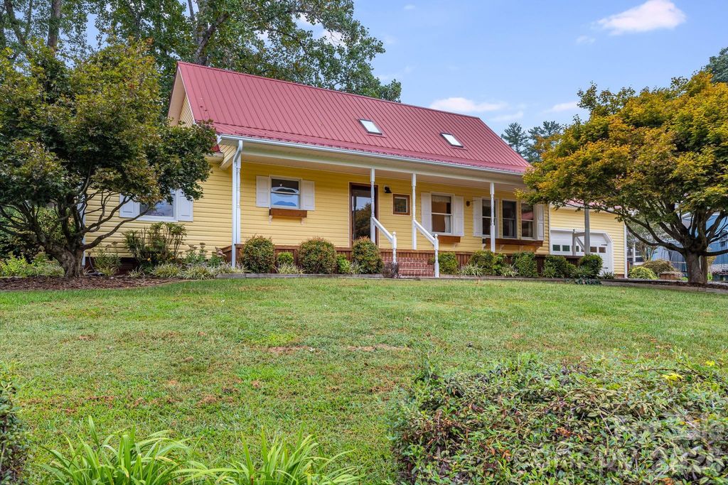 53 Armstrong Road, Etowah, NC 28729