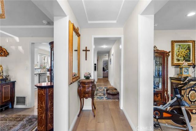 137 N Hamilton Drive, Beverly Hills, CA 90211