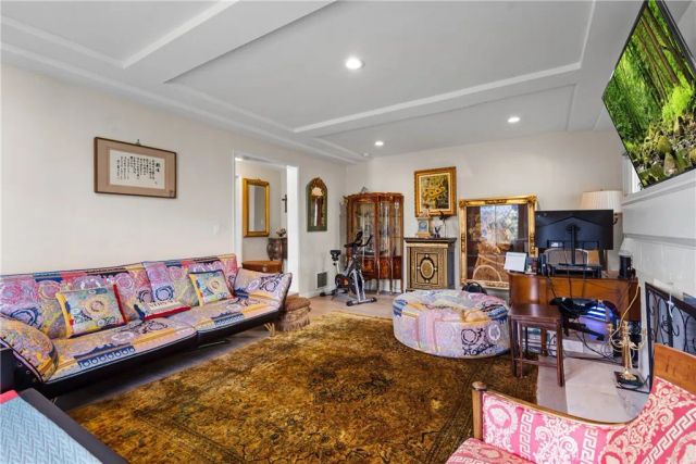 137 N Hamilton Drive, Beverly Hills, CA 90211