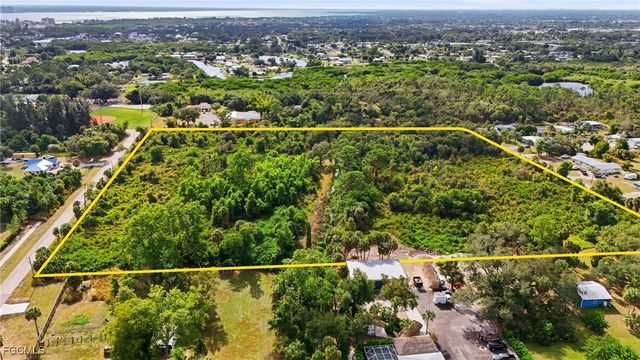 536 Evergreen RD, North Fort Myers, FL 33903