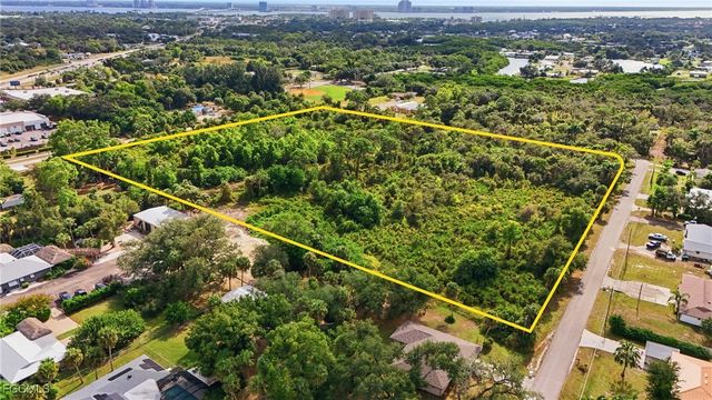 536 Evergreen RD, North Fort Myers, FL 33903