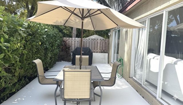 4274 NW 1st Place, Deerfield Beach, FL 33442