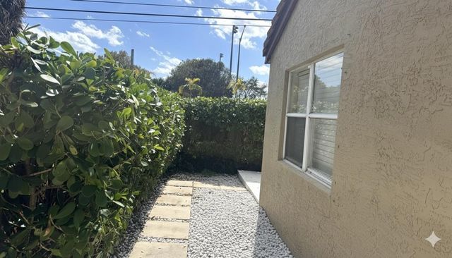 4274 NW 1st Place, Deerfield Beach, FL 33442
