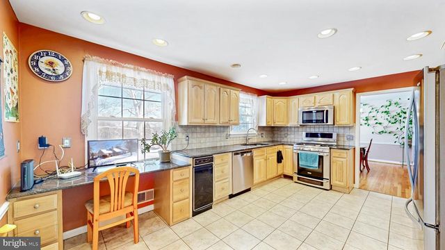 102 MERIDEN DR, Hockessin, DE 19707