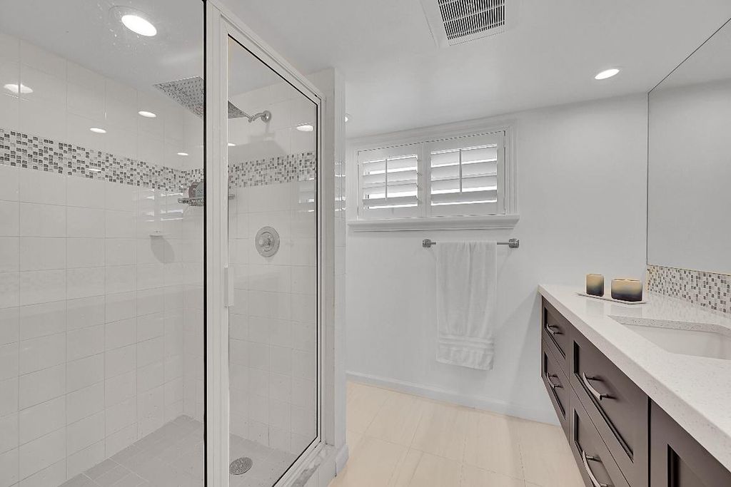 Image 25 of property listing at 2871 N Ocean Boulevard D302, Boca Raton, FL 33431