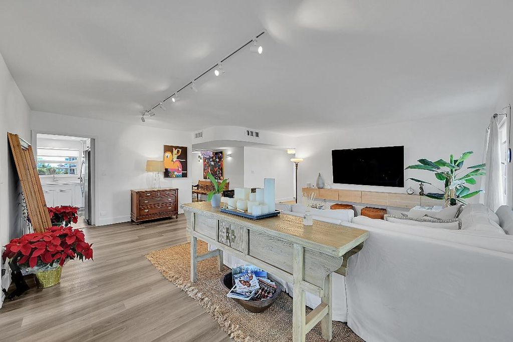 Image 8 of property listing at 2871 N Ocean Boulevard D302, Boca Raton, FL 33431