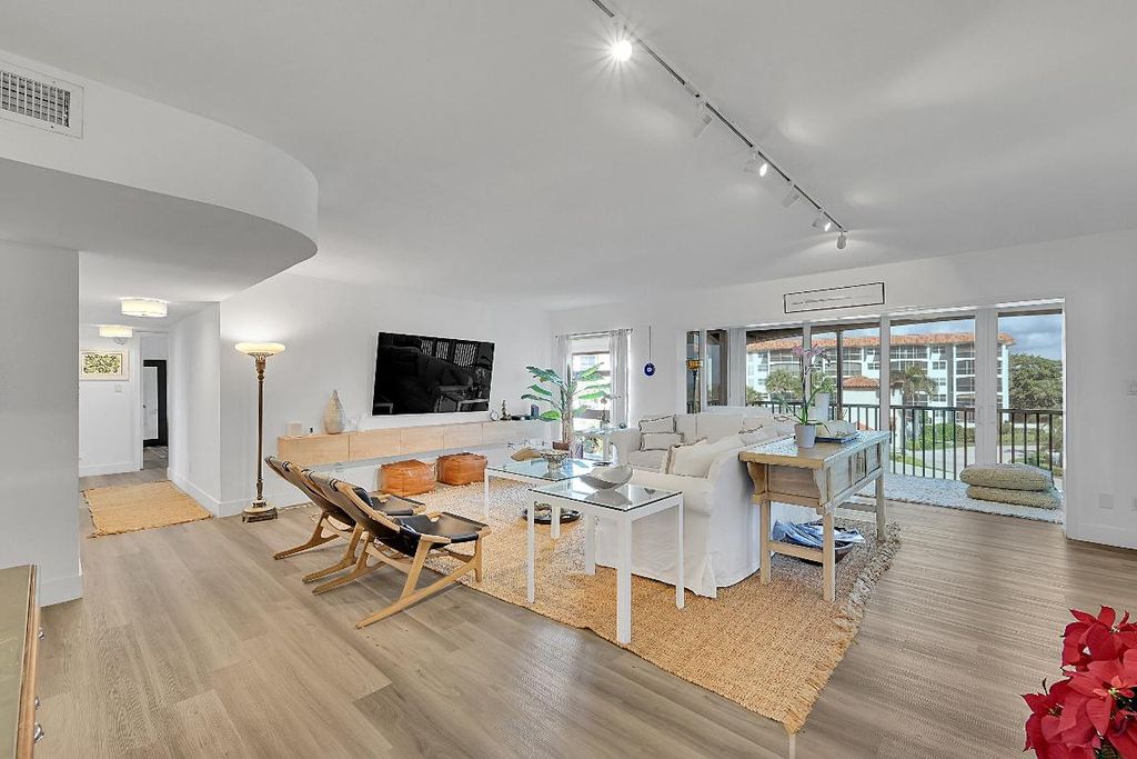 Image 9 of property listing at 2871 N Ocean Boulevard D302, Boca Raton, FL 33431