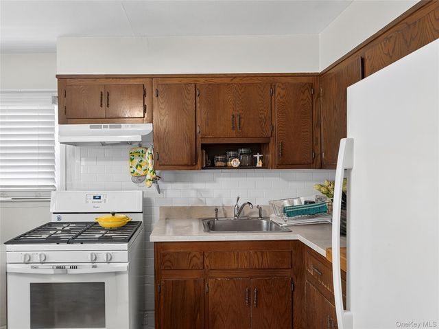 22 Curtis Lane, Yonkers, NY 10710