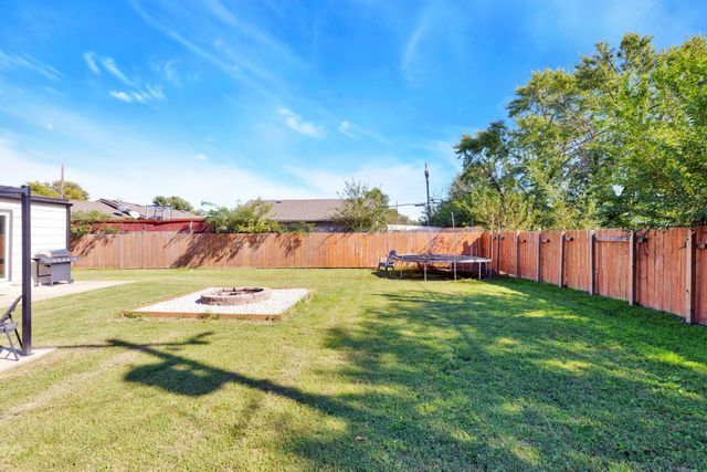 2409 W Dallas St, Wichita, KS 67217