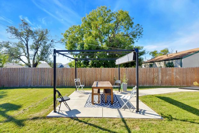 2409 W Dallas St, Wichita, KS 67217