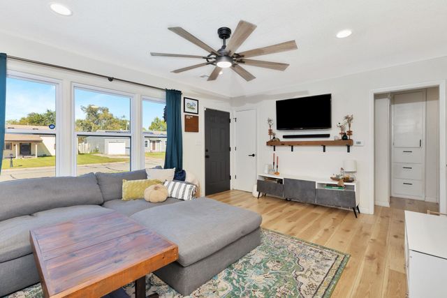 2409 W Dallas St, Wichita, KS 67217