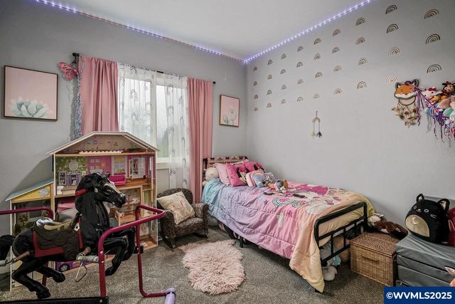 411 NW Crater Lake Dr, Dallas, OR 97338