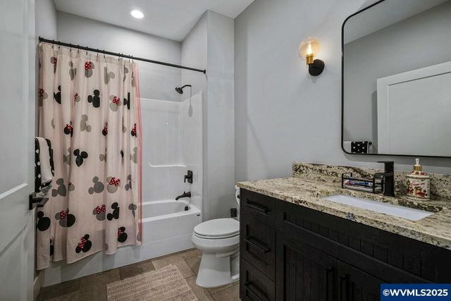 411 NW Crater Lake Dr, Dallas, OR 97338