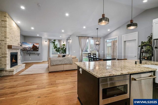 411 NW Crater Lake Dr, Dallas, OR 97338