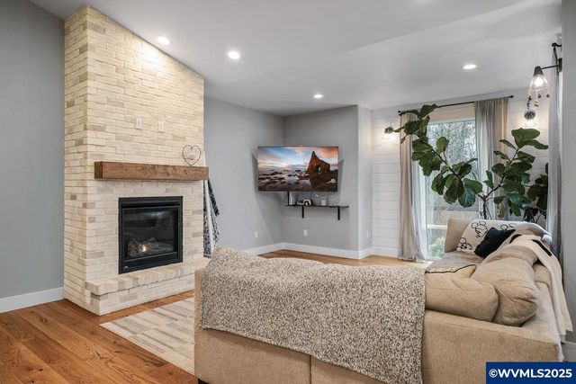 411 NW Crater Lake Dr, Dallas, OR 97338