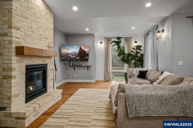 411 NW Crater Lake Dr, Dallas, OR 97338