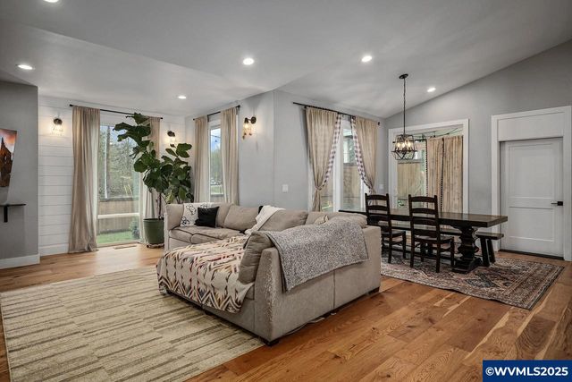 411 NW Crater Lake Dr, Dallas, OR 97338