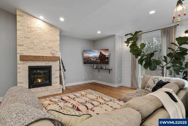 411 NW Crater Lake Dr, Dallas, OR 97338