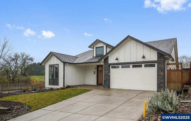 411 NW Crater Lake Dr, Dallas, OR 97338