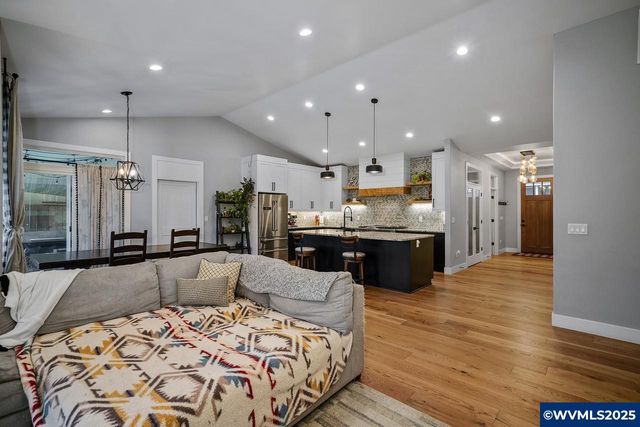 411 NW Crater Lake Dr, Dallas, OR 97338