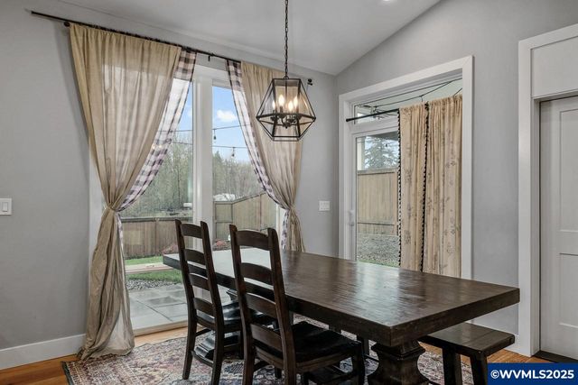 411 NW Crater Lake Dr, Dallas, OR 97338