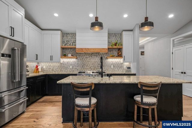 411 NW Crater Lake Dr, Dallas, OR 97338