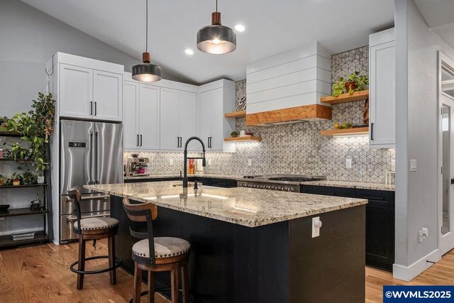 411 NW Crater Lake Dr, Dallas, OR 97338